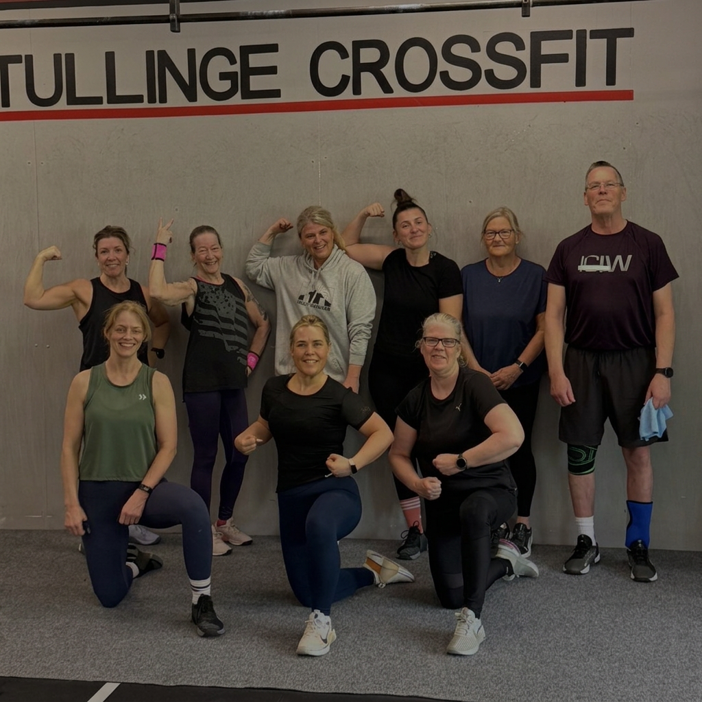 Medlemmar poserade framför Tullinge CrossFit-väggen