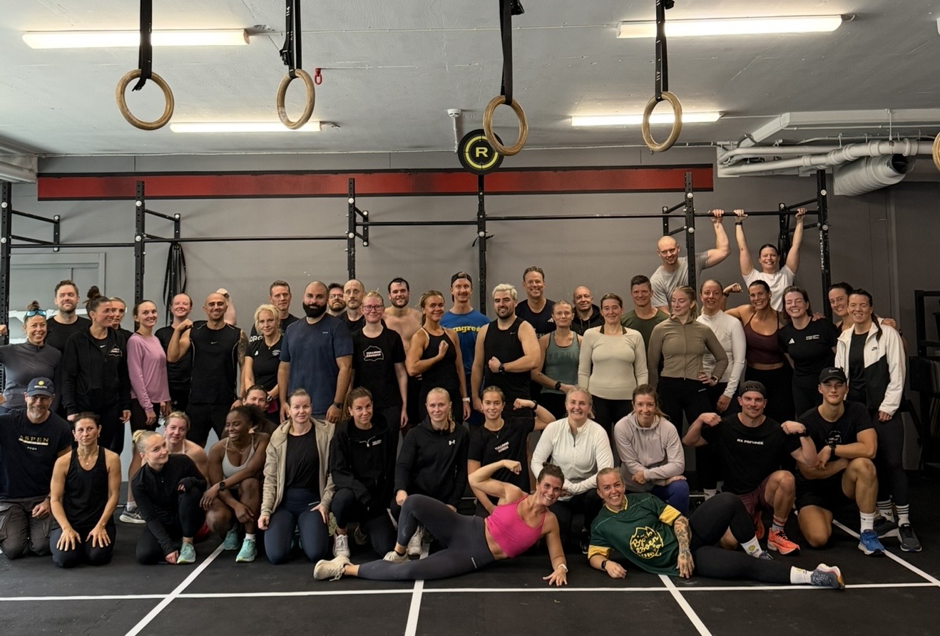 Tullinge CrossFit & Hyrox – medlemmar i lokalen under ringarna